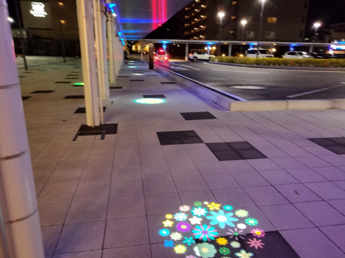 12月小松駅東口の通路