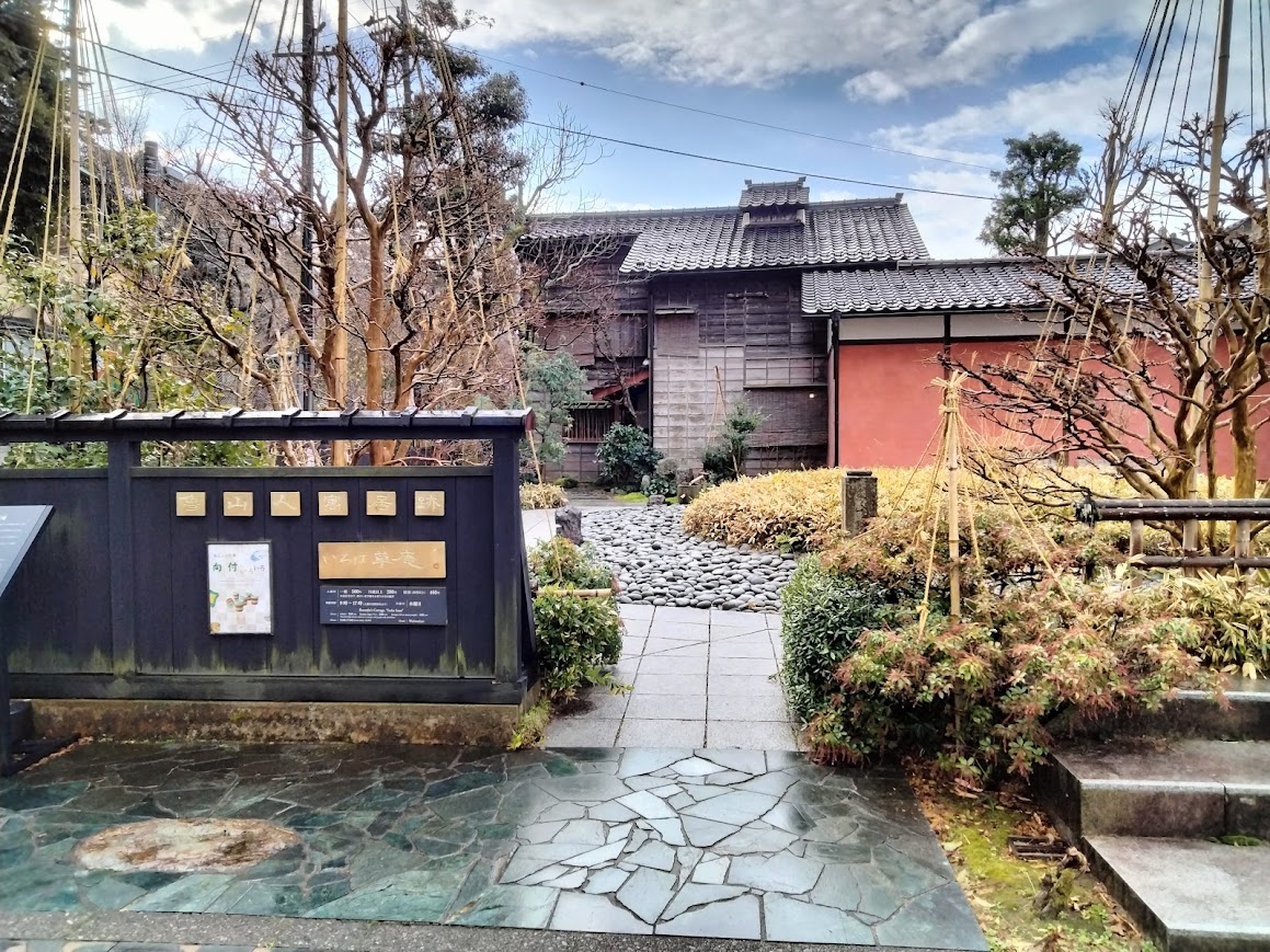3月いろは草庵前