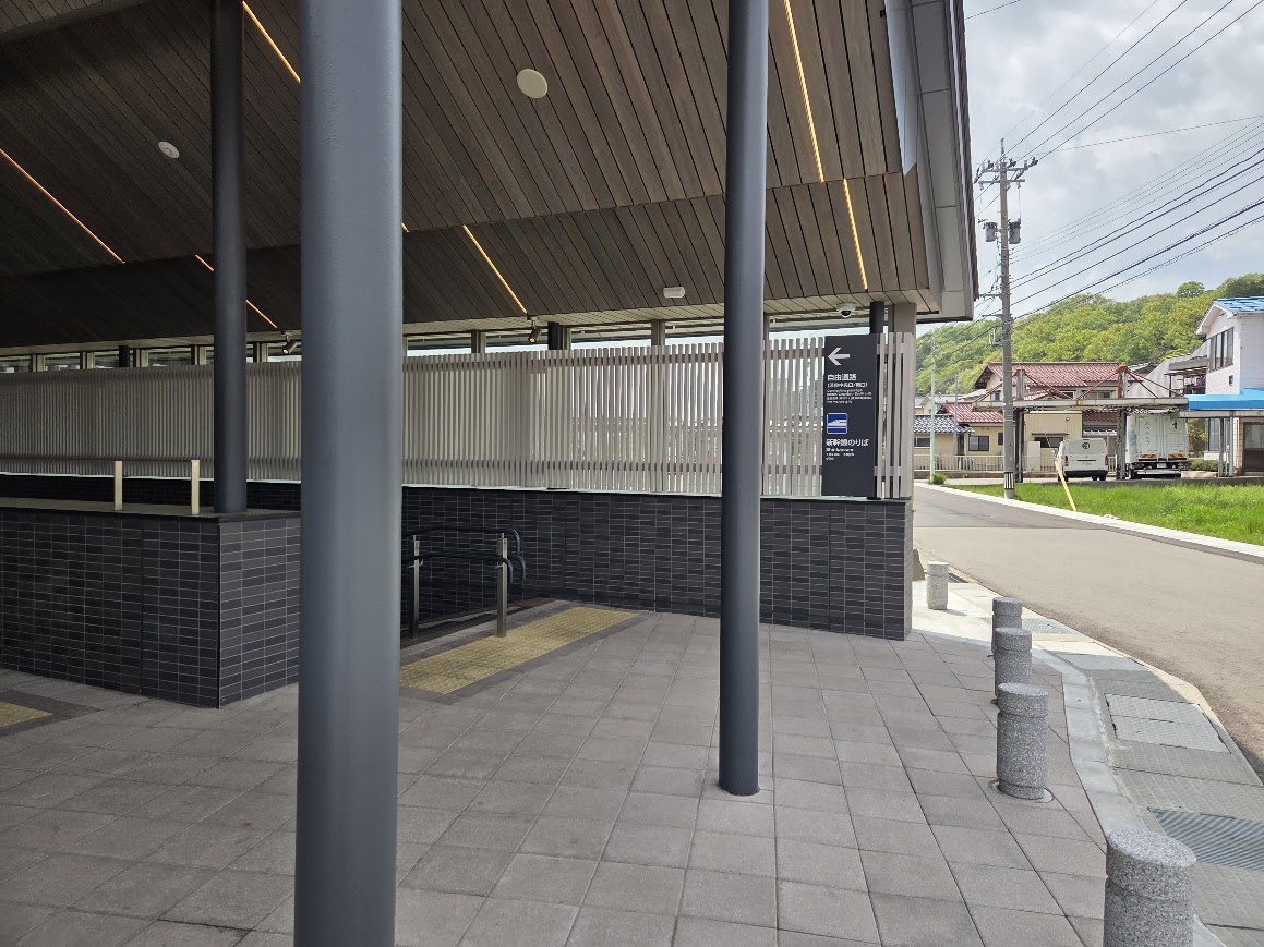 新幹線駅へ行く通路
