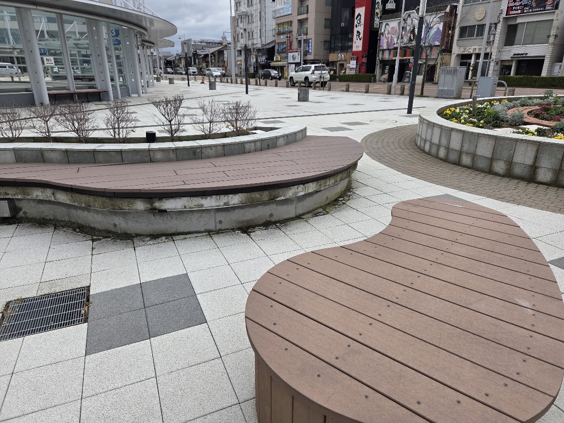 小松駅西口広場花壇ベンチ