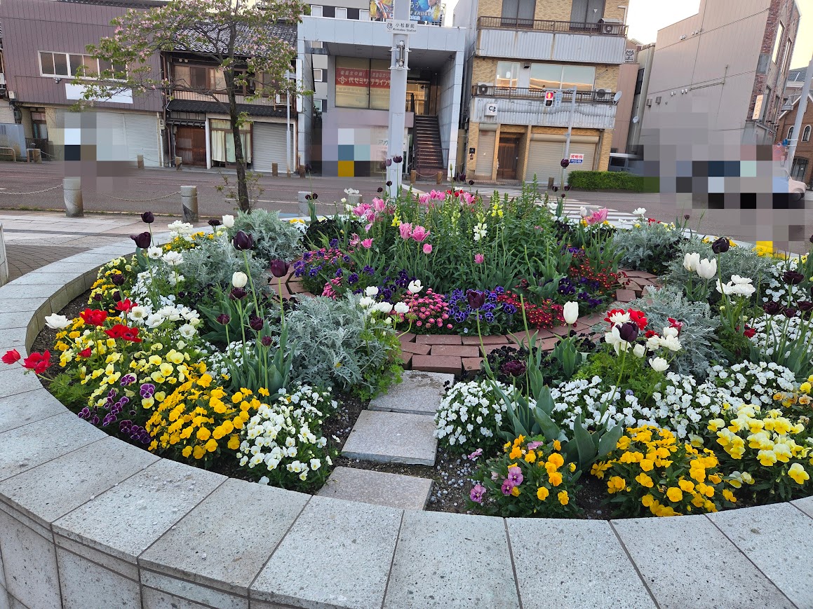 小松駅前こまつ花舞台