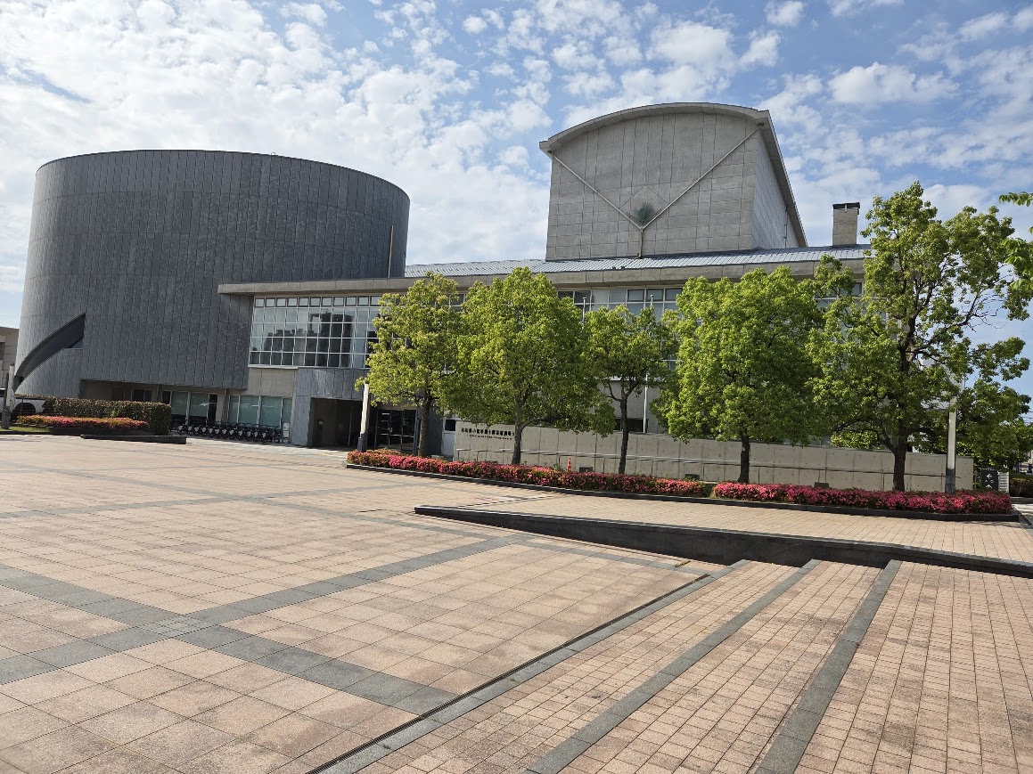 石川県小松市團十郎芸術劇場うらら正面