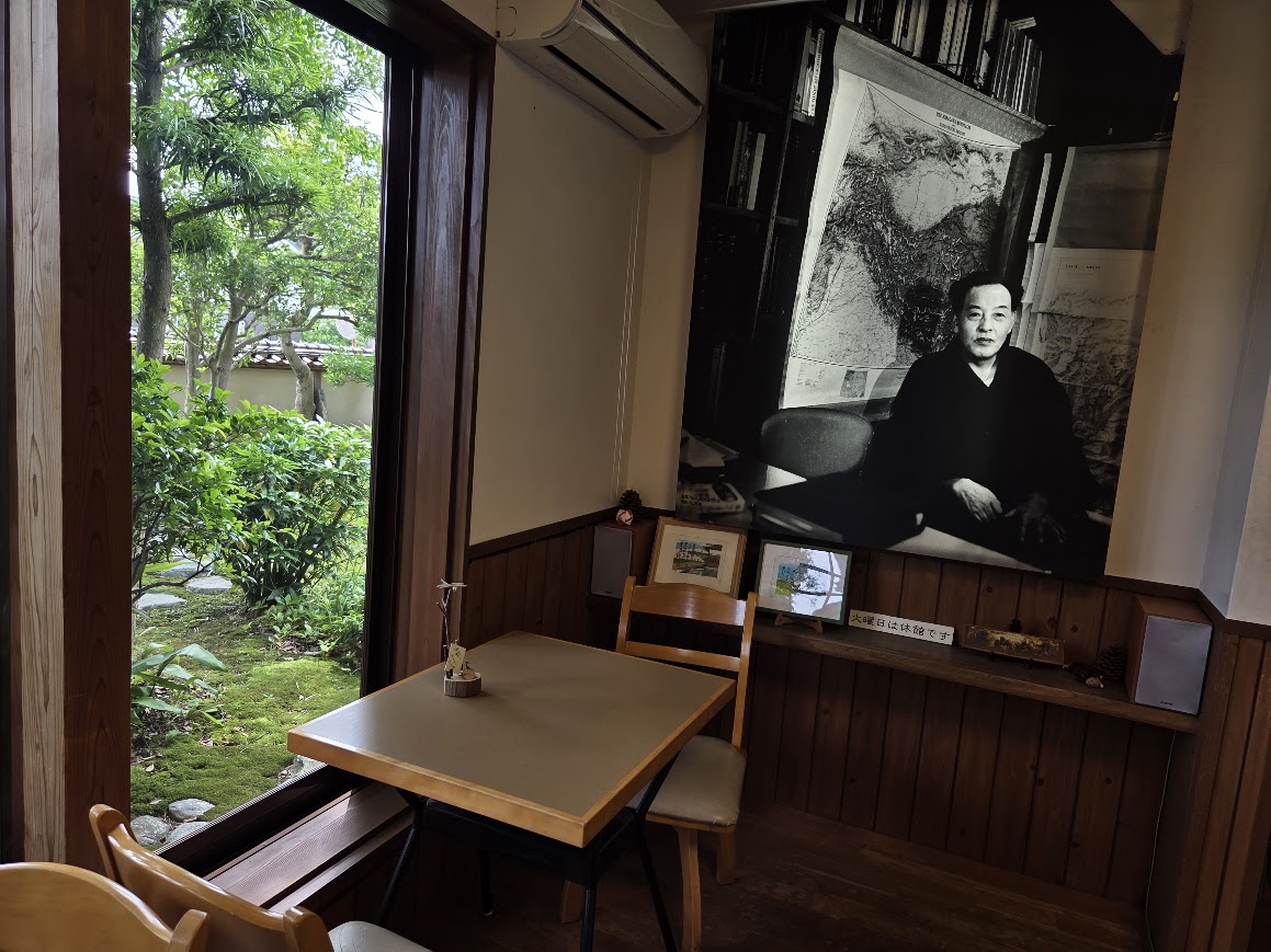 ６月聴山房