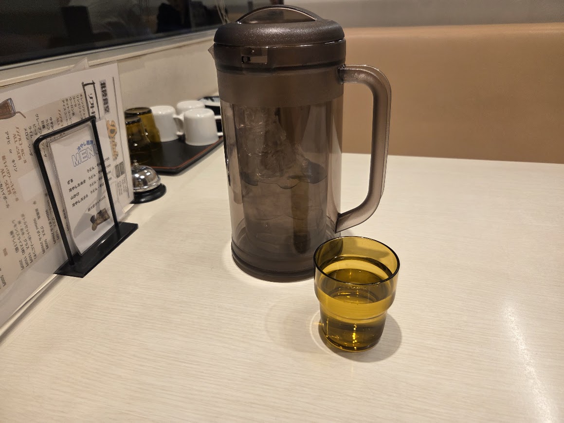テーブル席の水