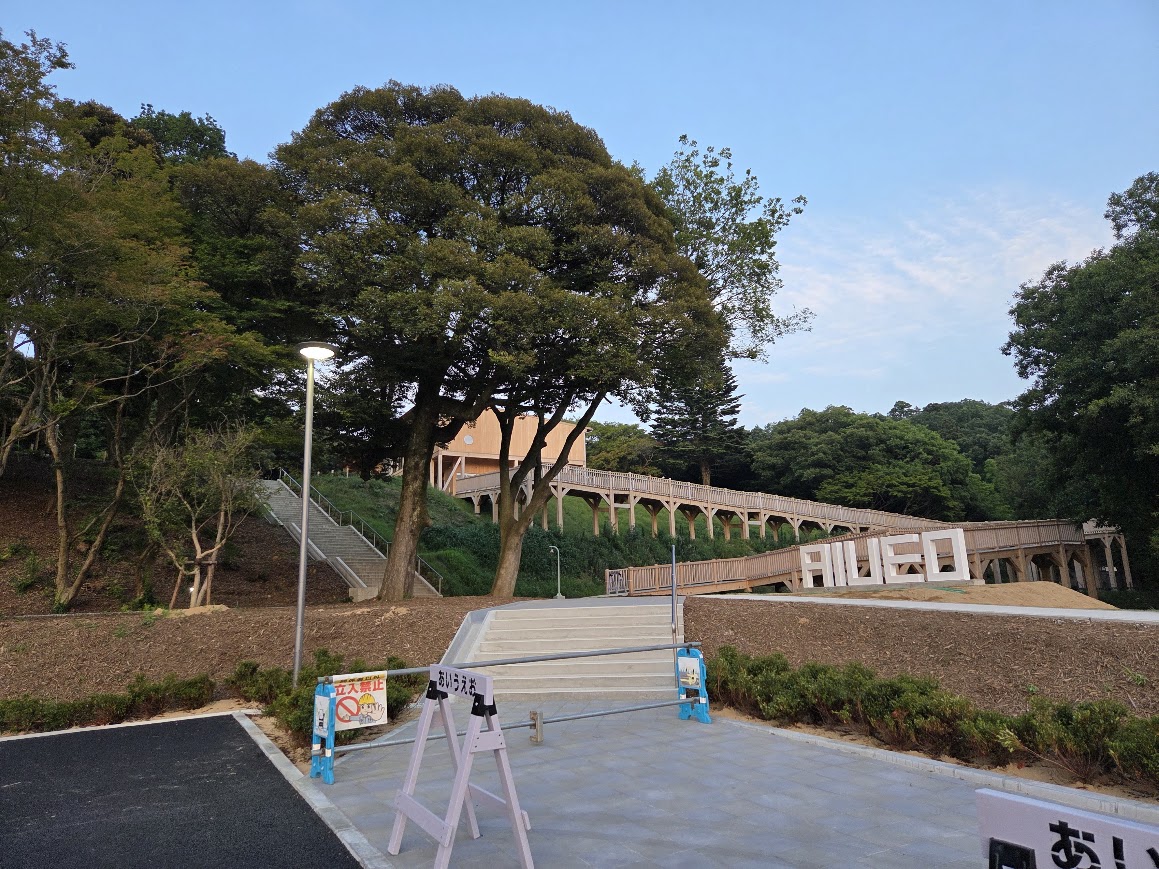 7月あいうえおの杜入口モニュメント