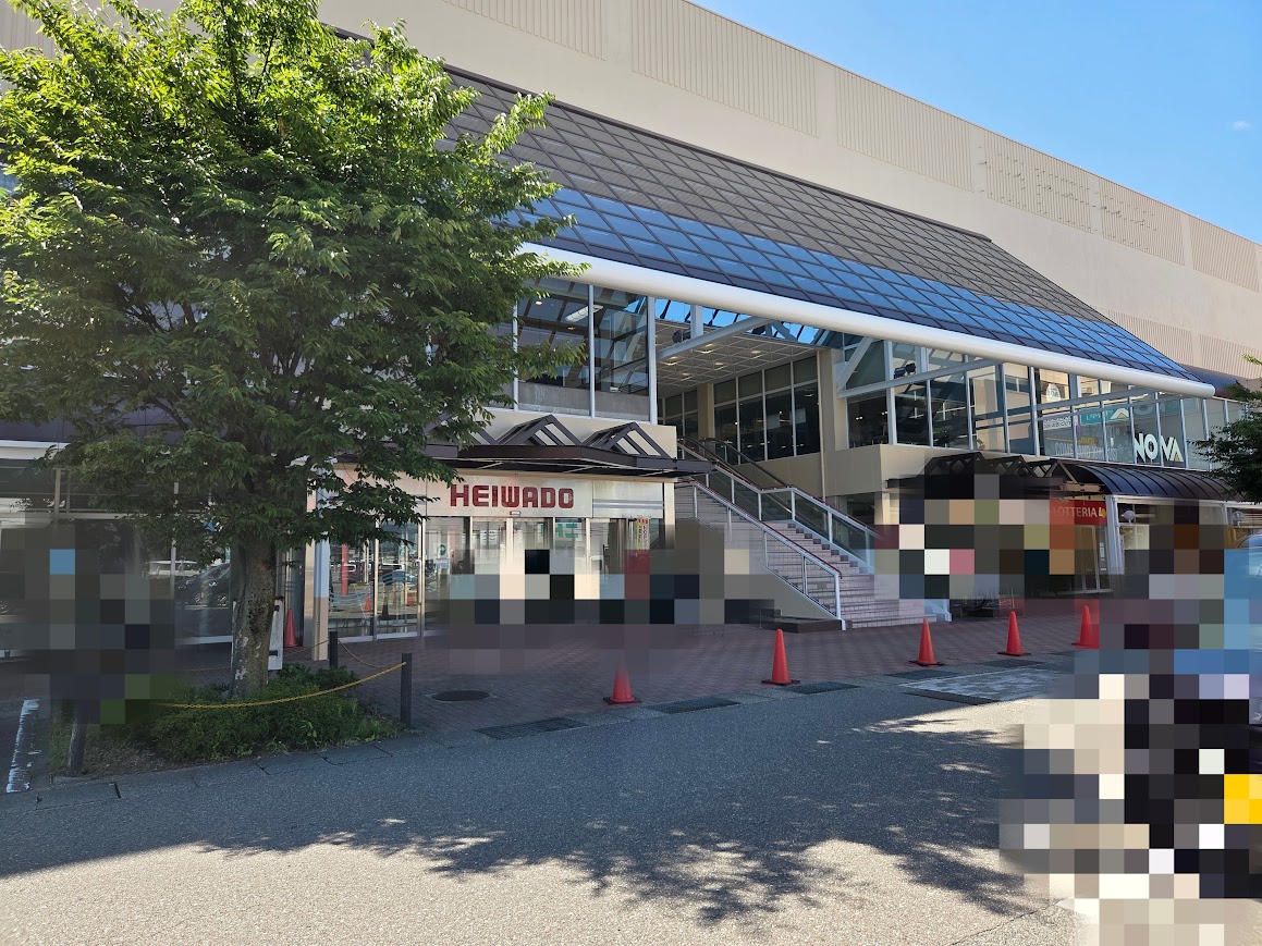 ８月アルプラザ小松正面