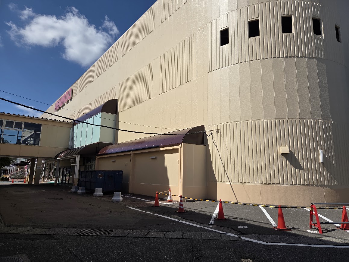 アルプラザ小松北側外壁