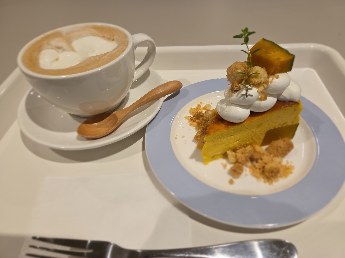 かぼちゃのバスクチーズケーキとドリンク