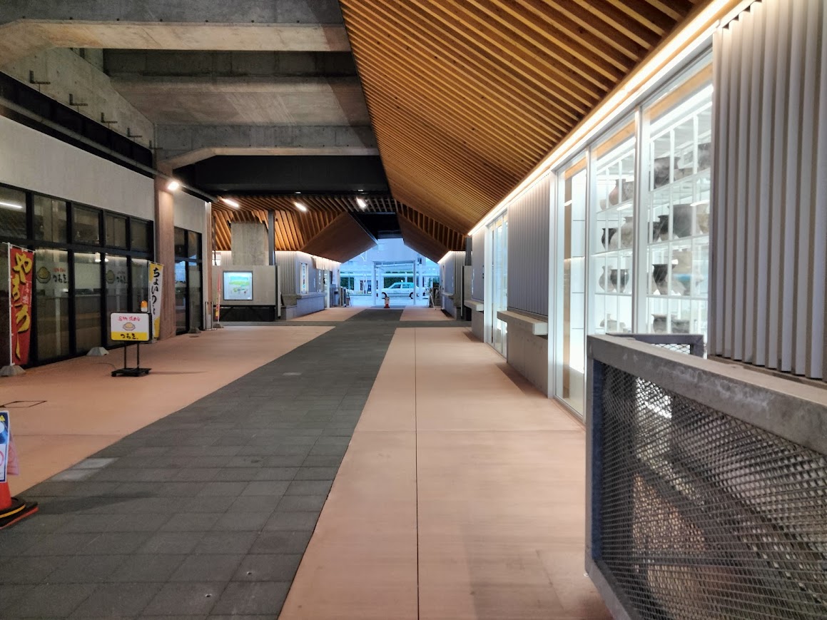 コマツナインの通路