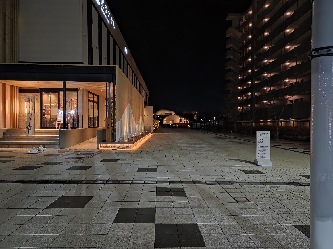 変なホテル前アプローチ