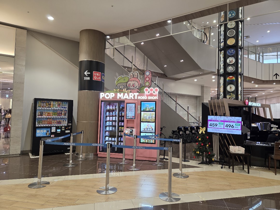 イオンモール新小松正面エントランスホール