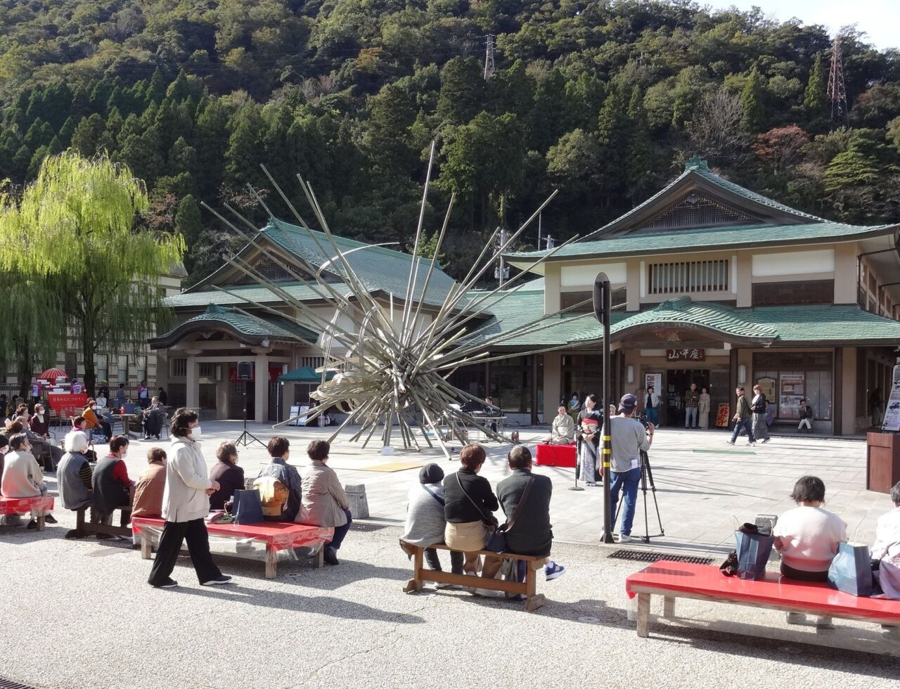山中座広場の観覧席